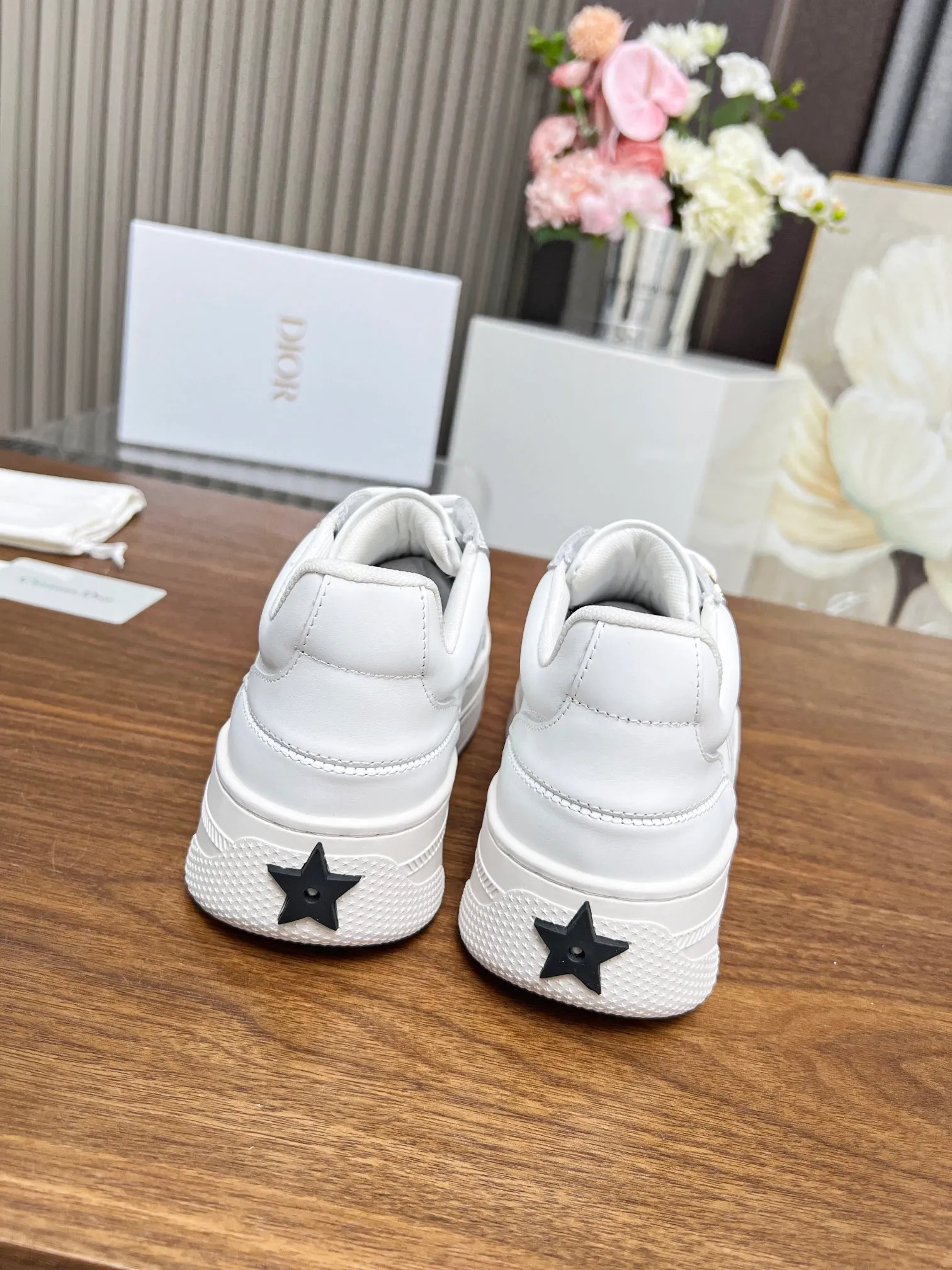 👟👟Ex-factory price 480👟👟 Dior's new 2024 Lucky Star, star sneakers, improve the signature line of modern style. The upper is carefully crafted from white calfskin, with matching suede calfskin panels on the front, and black CD signatures and star patterns on both sides, highlighting its unique charm. With a thick yet ultra-light signature sole that is 5cm taller, this sneaker can be paired with casual wear all year round. Size: 35-41. Welcome to place your order in the picture above [Rose][Rose][Rose]